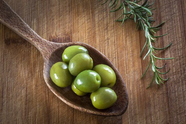 Aceitunas en una cuchara de madera —  Fotos de Stock