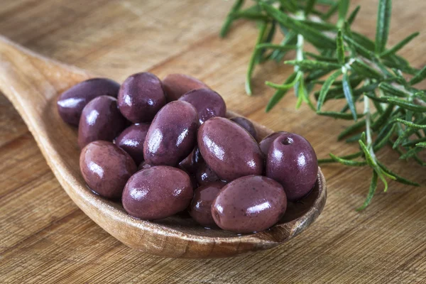 Olives dans une cuillère en bois — Photo