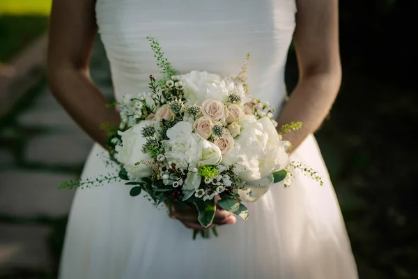 Donna con un bouquet da sposa — Foto Stock