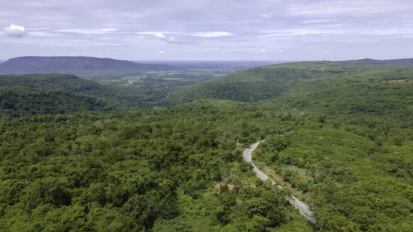 Vista Aérea Drone Passando Pela Estrada Montanha Com Floresta Verde — Fotografia de Stock