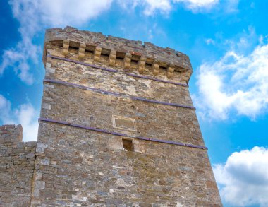 Eski bir kule parçası, maviliğe karşı kalenin kalıntıları.