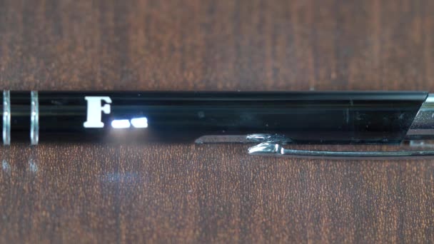 Siyah Metal Bir Kaleme Lazer Oyması Modern Endüstriyel Teknolojiler Sözcük — Stok video