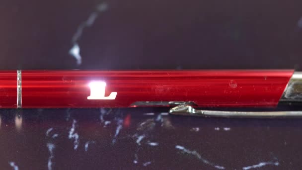 激光雕刻在红色金属笔上 现代工业技术 爱的话语 — 图库视频影像