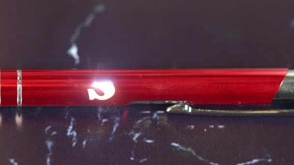 激光雕刻在红色金属笔上 现代工业技术 文字销售 — 图库视频影像