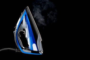 Buharı siyah arka planda izole edilmiş modern mavi demir. Metin için boşluk.