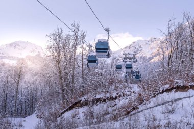 Bir dağ kayak merkezindeki asansör kabinleri Kışın karlı yamaçlarda .