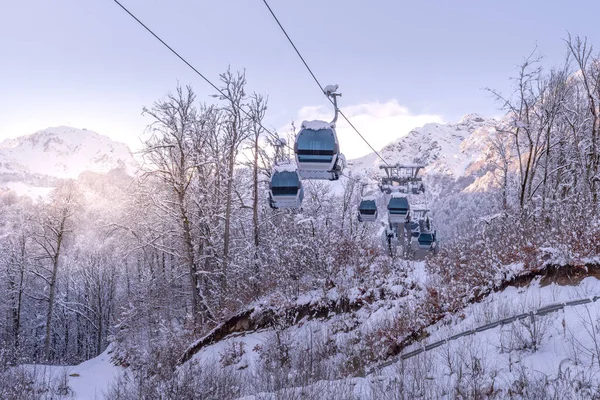 Cabañas Elevadoras Una Estación Esquí Montaña Pista Nevada Invierno — Foto de Stock