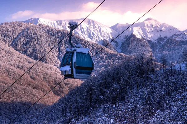 Cabañas Elevadoras Una Estación Esquí Montaña Pista Nevada Invierno — Foto de Stock