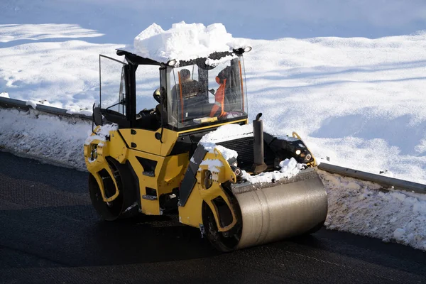 Winterherstelwerkzaamheden Aan Bergen Zware Wagens Leggen Asfalt Rechtenvrije Stockfoto's