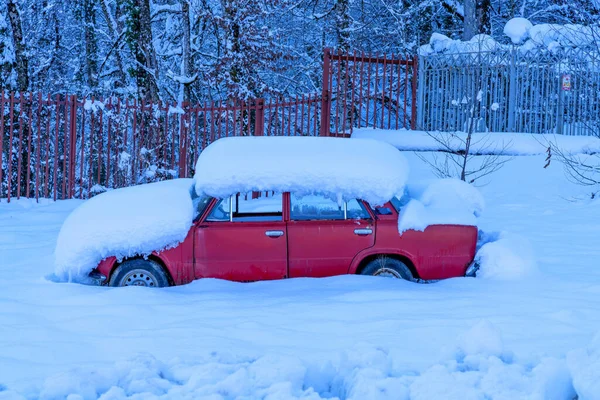 Een Rode Oude Auto Onder Sneeuw Stockfoto