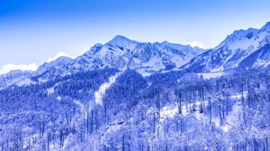 Kış karlı ve bulutlu dağlarda