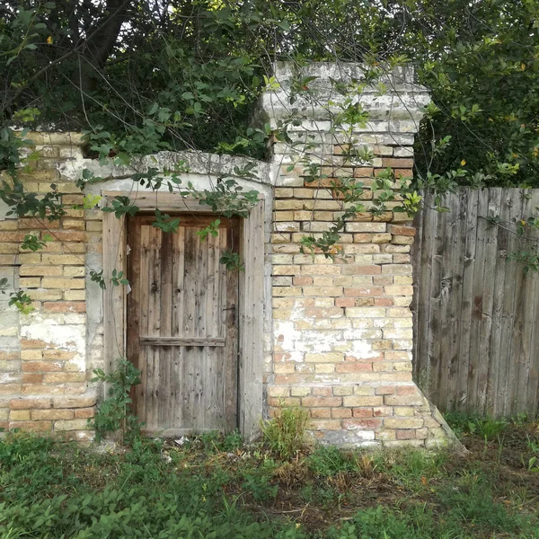 Una Vecchia Porta Legno All Ingresso Vecchio Casale Abbandonato — Foto Stock