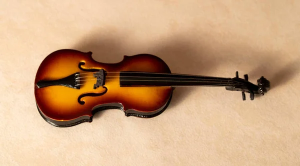 Violino Ornamental Sobre Fundo Cor Clara — Fotografia de Stock