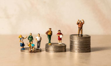 Toplumdaki düşük, orta ve yüksek gelir gruplarını gösterme kavramı.