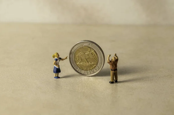 Pessoas Miniatura Olhando Para Uma Moeda Sul Africana Zar — Fotografia de Stock