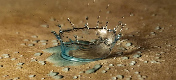 Tropfen Fallen Auf Die Geflieste Oberfläche Abstraktes Wassertropfen Bild — Stockfoto
