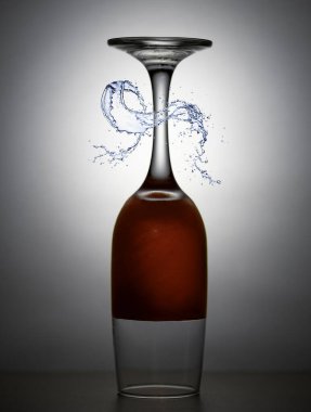 Şampanyayı ters çeviren flüte bak..