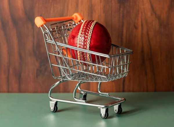 Червона Шкіряна Крикетна Куля Всередині Кошика — стокове фото