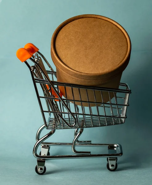 Recipiente Papelão Esférico Dentro Carrinho Compras — Fotografia de Stock