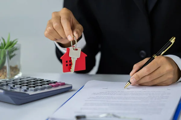 Una Mujer Firma Contrato Para Comprar Una Casa Con Agente — Foto de Stock