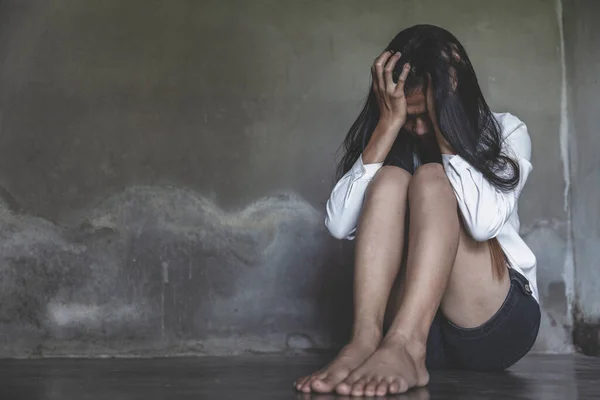 Donna Depressa Seduta Terra Donna Depressione Tristezza Donna Fisicamente Abusata — Foto Stock