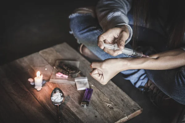 Konsep Narkoba Wanita Pecandu Narkoba Dengan Jarum Suntik Menggunakan Narkoba — Stok Foto