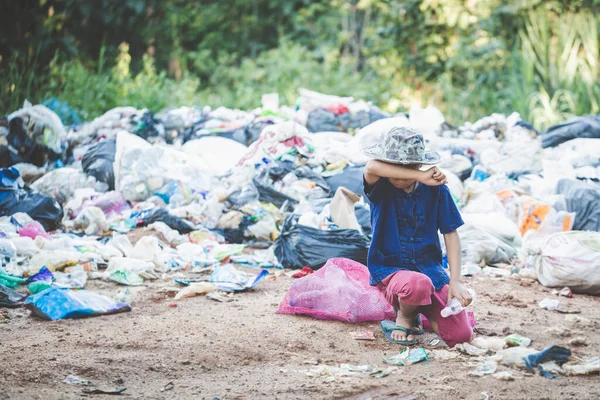 Egy Szomorú Gyerek Dolgozik Egy Szeméttelepen Gyermekmunka Emberkereskedelem Fogalmában — Stock Fotó