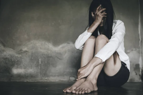 Mujer Sentada Suelo Violencia Sexual Abuso Sexual Concepto Trata Personas —  Fotos de Stock