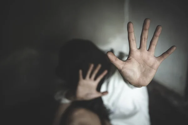 暴力に対して手を挙げている女性 女性に対するセクシャルハラスメントや暴力 家庭内暴力 人身売買を阻止する — ストック写真