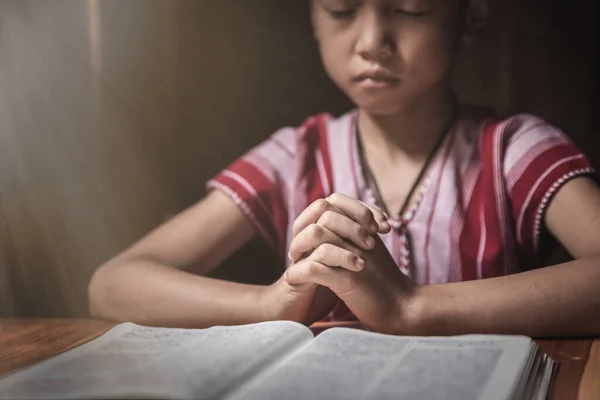 Dindar Hıristiyan Çocuk Içeride Ncil Için Dua Ediyor Dini Kavramlar — Stok fotoğraf