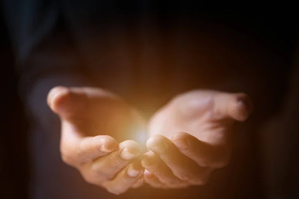 Die Hände Des Menschen Beten Dunklen Hintergrund Mit Dem Glauben — Stockfoto