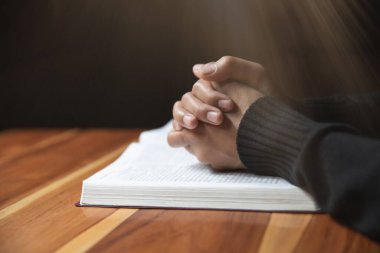 Kadın elleri İncil 'le Tanrı' ya dua ediyor. Tanrı 'nın kutsaması için dua et. Dini inançlar Hristiyan hayatı kriz duası Tanrı 'ya.
