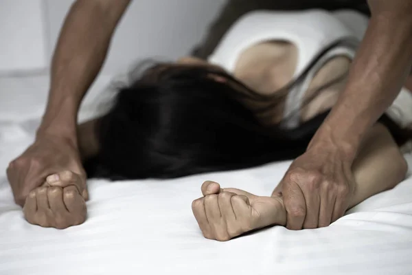 Zbliżenie Męskich Dłoni Trzymających Kobietę Rękę Gwałt Wykorzystywanie Seksualne Gwałt — Zdjęcie stockowe
