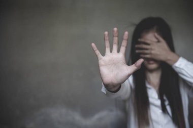 Durmak için avuç içi kullanan bir kadın. Kopya alanı olan kadın kampanyası kavramını durdur.