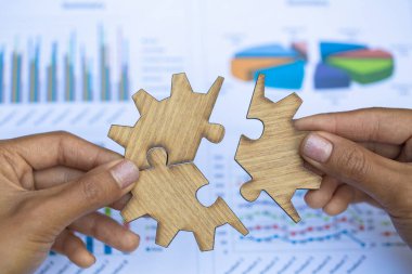 Yapboz tutan iş adamları, yapboz kullanan bir grup iş adamı tam ve etkili bir şekilde çalışmak için aynı yönde çalışma ihtiyacını gösteriyorlar.