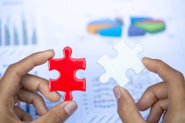 İnsan eli kırmızı ve beyaz yapboz tutarken kelime problemi ve çözeltisi. İlişki ve bağlantının sembolü. iş stratejisi.
