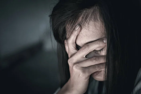 Jeune Femme Effrayée Assise Dans Coin Chambre Victime Viol Désespérée — Photo