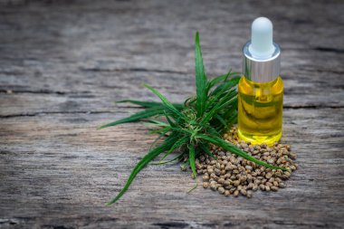 CBD yağ kenevir ürünleri, kenevir özü ahşap bir masa üzerinde yağ, tıbbi marihuana.