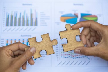 Çift yapboz parçasını birbirine bağlamak için iki el iş adamı. İlişki ve bağlantının sembolü. iş stratejisi.