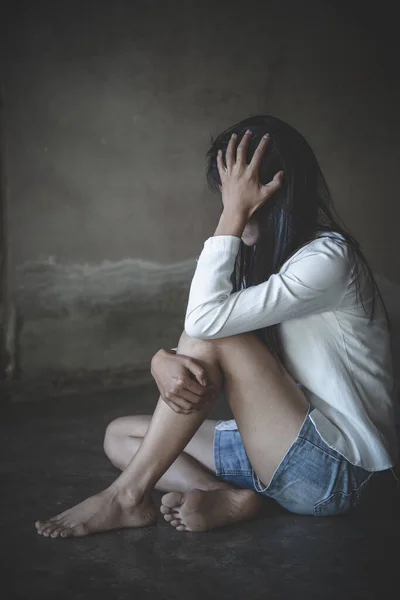 Joven Mujer Deprimida Violencia Doméstica Violación Golpeado Violado Sentado Esquina —  Fotos de Stock