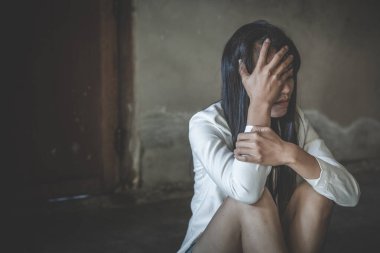  Yerde oturmuş depresyondan ağlayan kadınlar, depresyondaki kadınlar, aile sorunları, stres, mutfak, istismar, aile içi şiddet depresyon ve intihar kavramı..