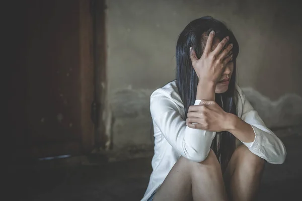 Mulheres Sentadas Chão Chorando Com Depressão Mulher Deprimida Problemas Familiares — Fotografia de Stock