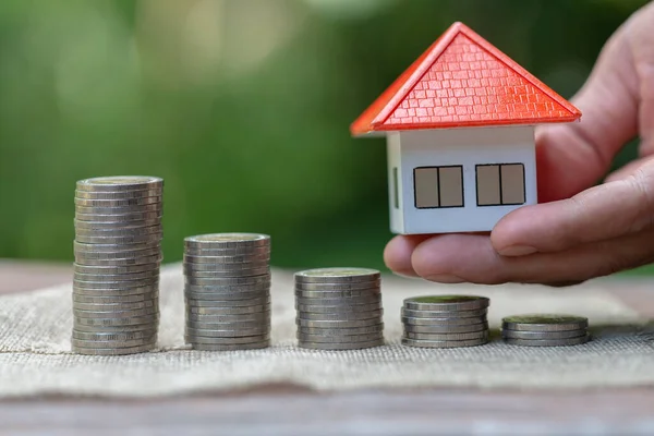 Immobilieninvestoren Halten Eigenheimmodelle Der Hand Sparen Plan Zum Kauf Von — Stockfoto