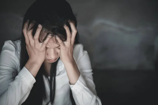 Zakelijke Vrouw Met Hoofdpijn Tijdens Het Werk Met Behulp Van — Stockfoto