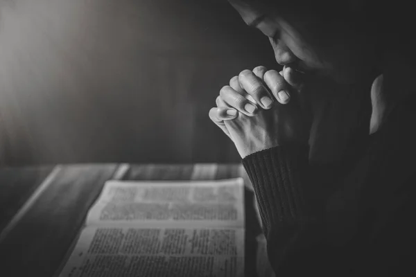 Manos Mujer Rezando Dios Con Biblia Mujer Reza Por Bendición — Foto de Stock