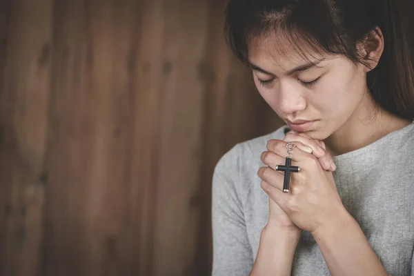 Nők Imádkoznak Istenhez Kereszttel Imádkozzon Istenhez Hogy Jobb Élete Legyen — Stock Fotó