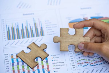 İnsanoğlunun elindeki yapboz parçaları, iş çözümleri, başarı ve strateji kavramı.