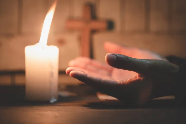 Kadın Dua Ediyor Dua Eden Eller Dine Karanlık Arka Planda — Stok fotoğraf