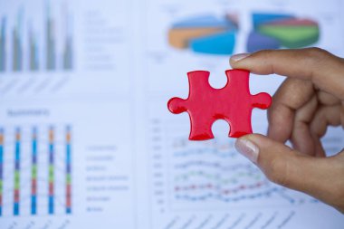 İnsan elleri kelime problemi çözeltisi ile kırmızı yapboz tutuyor. İlişki ve bağlantının sembolü. iş stratejisi.