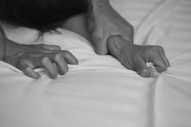 Tecavüz ve cinsel istismar, kaçakçılıkla mücadele ve kadınlara yönelik şiddeti durdurma suçlarından kadınların ellerini tutan erkeklerin yakınına.